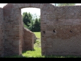 00591 ostia - regio v - insula xii - horrea (v,xii,2) - taberna iii - tuer hinten li.jpg